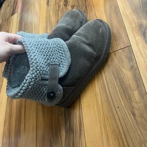 Gray knit short uggs